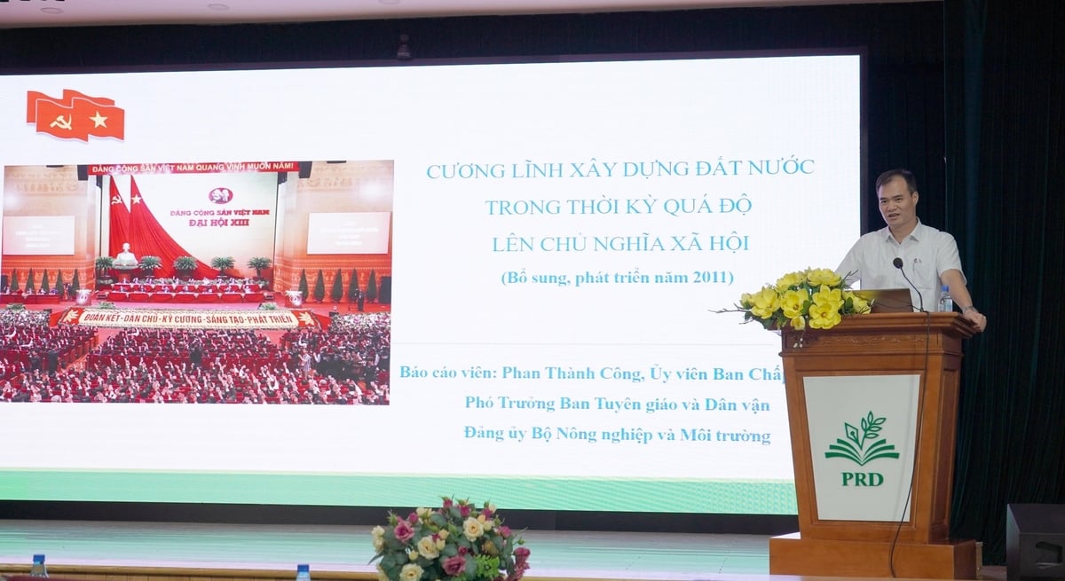 Ông Phan Thành Công, Ủy viên BCH, Phó trưởng Ban Tuyên giáo và Dân vận Đảng ủy Bộ trực tiếp tham gia giảng dạy tại lớp Bồi dưỡng. Ảnh: Lê Bình.