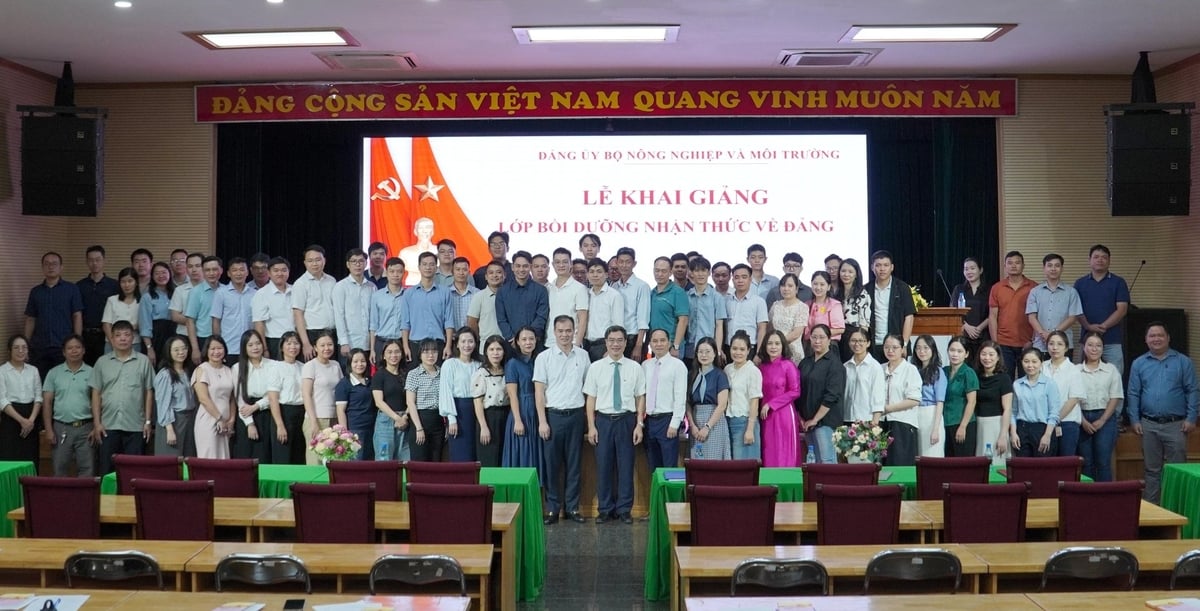 81 học viên đến từ các Đảng ủy, chi bộ trực thuộc Đảng ủy của Bộ Nông nghiệp và Môi trường. Ảnh: KT.