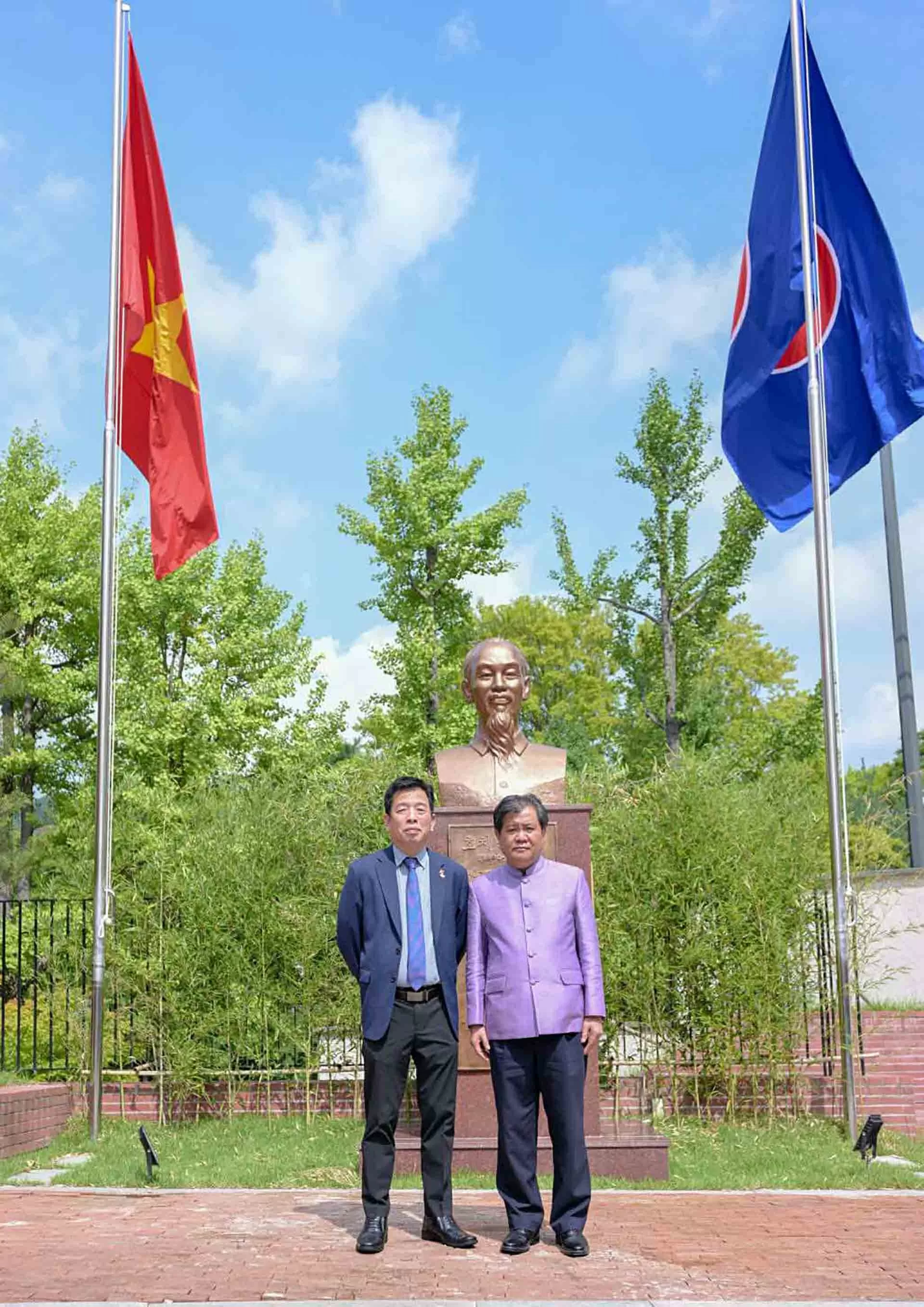 Đại sứ quán Lào tại Hàn Quốc chúc mừng 80 năm Quốc khánh Việt Nam Đại sứ quán Lào tại Hàn Quốc chúc mừng 80 năm Quốc khánh Việt Nam