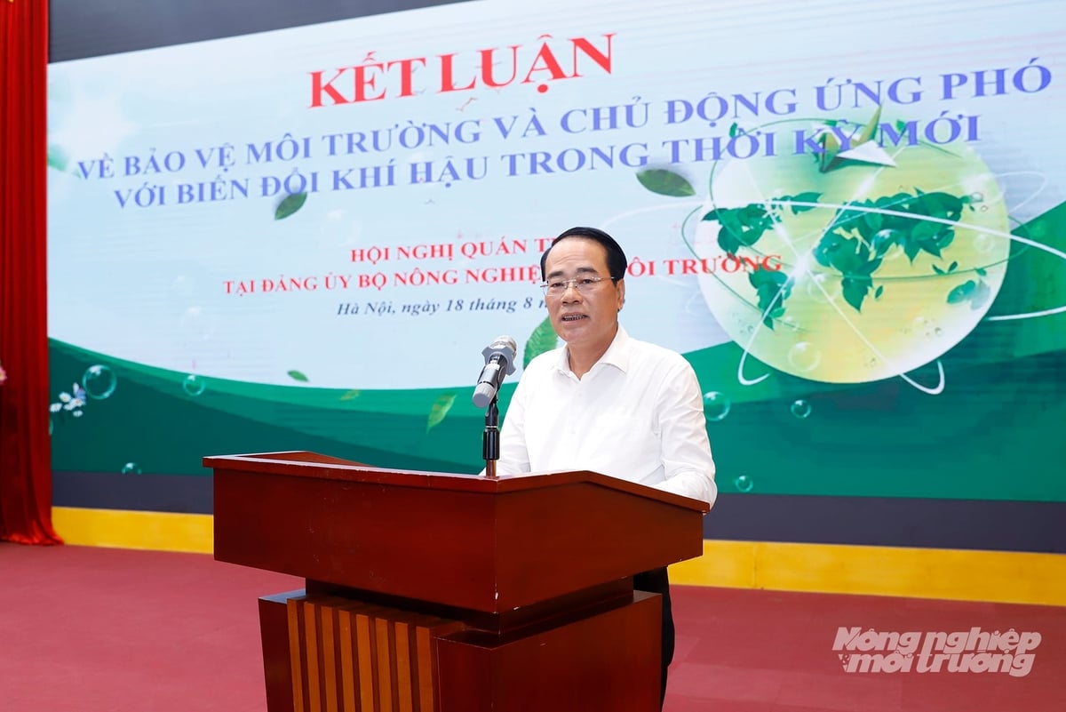 Cục trưởng Cục Môi trường Tăng Thế Cường trình bày Nghị quyết của Ban Thường vụ Đảng ủy Bộ nhằm cụ thể hóa và tổ chức thực hiện các định hướng lớn của Trung ương. Ảnh: Khương Trung.