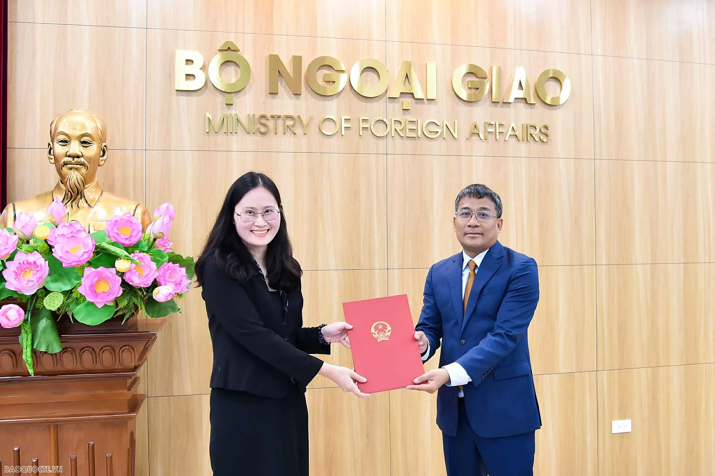 Bộ Ngoại giao trao quyết định bổ nhiệm và công nhận tập sự lãnh đạo cấp quản lý Bộ Ngoại giao trao quyết định bổ nhiệm và công nhận tập sự lãnh đạo cấp quản lý