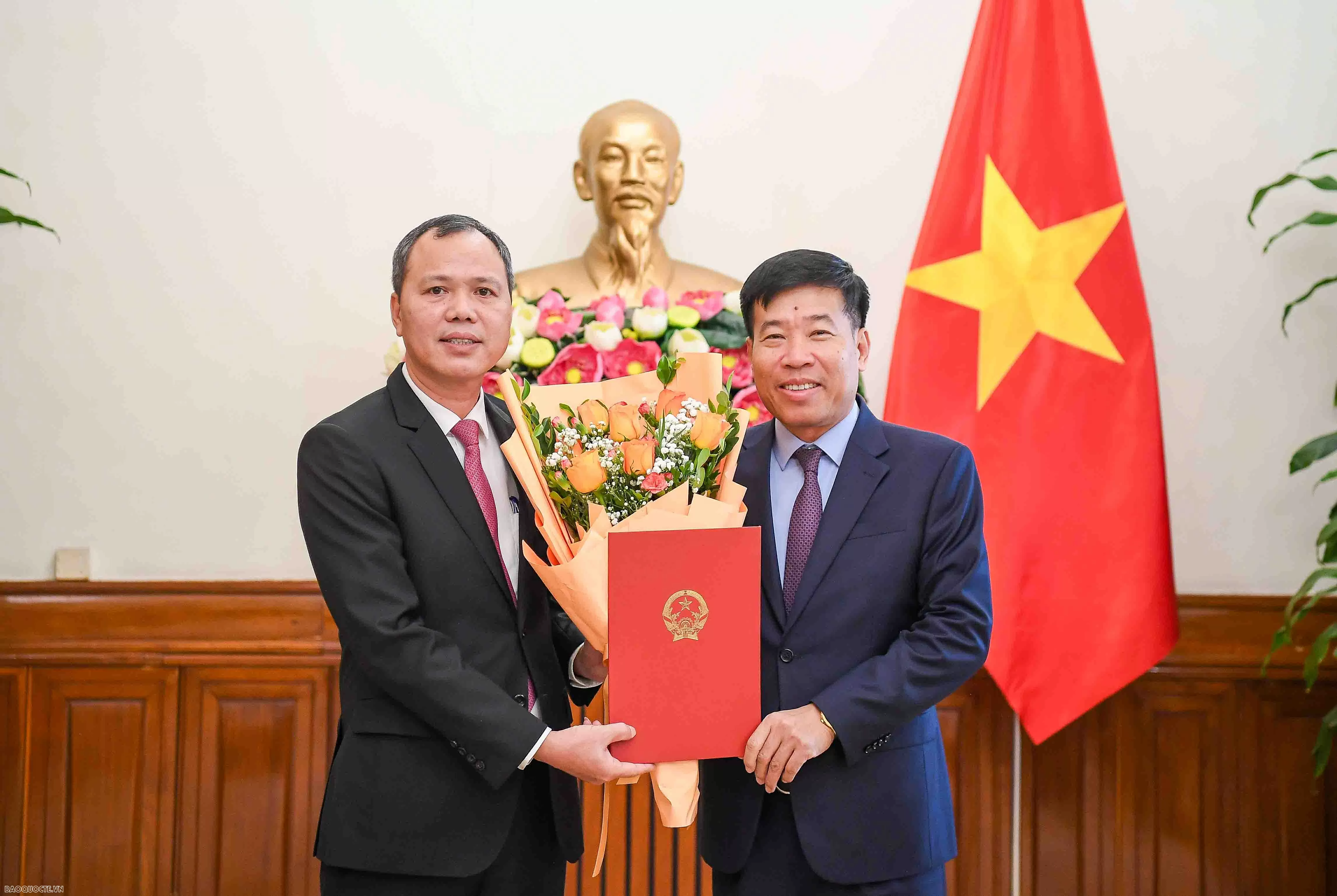 Lãnh đạo Bộ Ngoại giao trao quyết định điều động, bổ nhiệm cán bộ cấp Vụ Lãnh đạo Bộ Ngoại giao trao quyết định điều động, bổ nhiệm cán bộ cấp Vụ