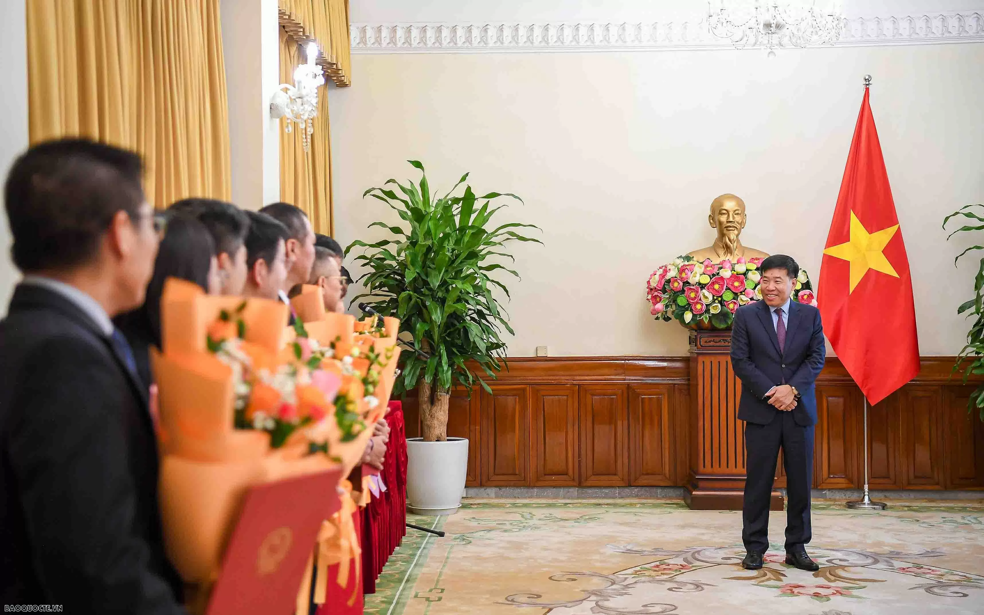 Lãnh đạo Bộ Ngoại giao trao quyết định điều động, bổ nhiệm cán bộ cấp Vụ Lãnh đạo Bộ Ngoại giao trao quyết định điều động, bổ nhiệm cán bộ cấp Vụ