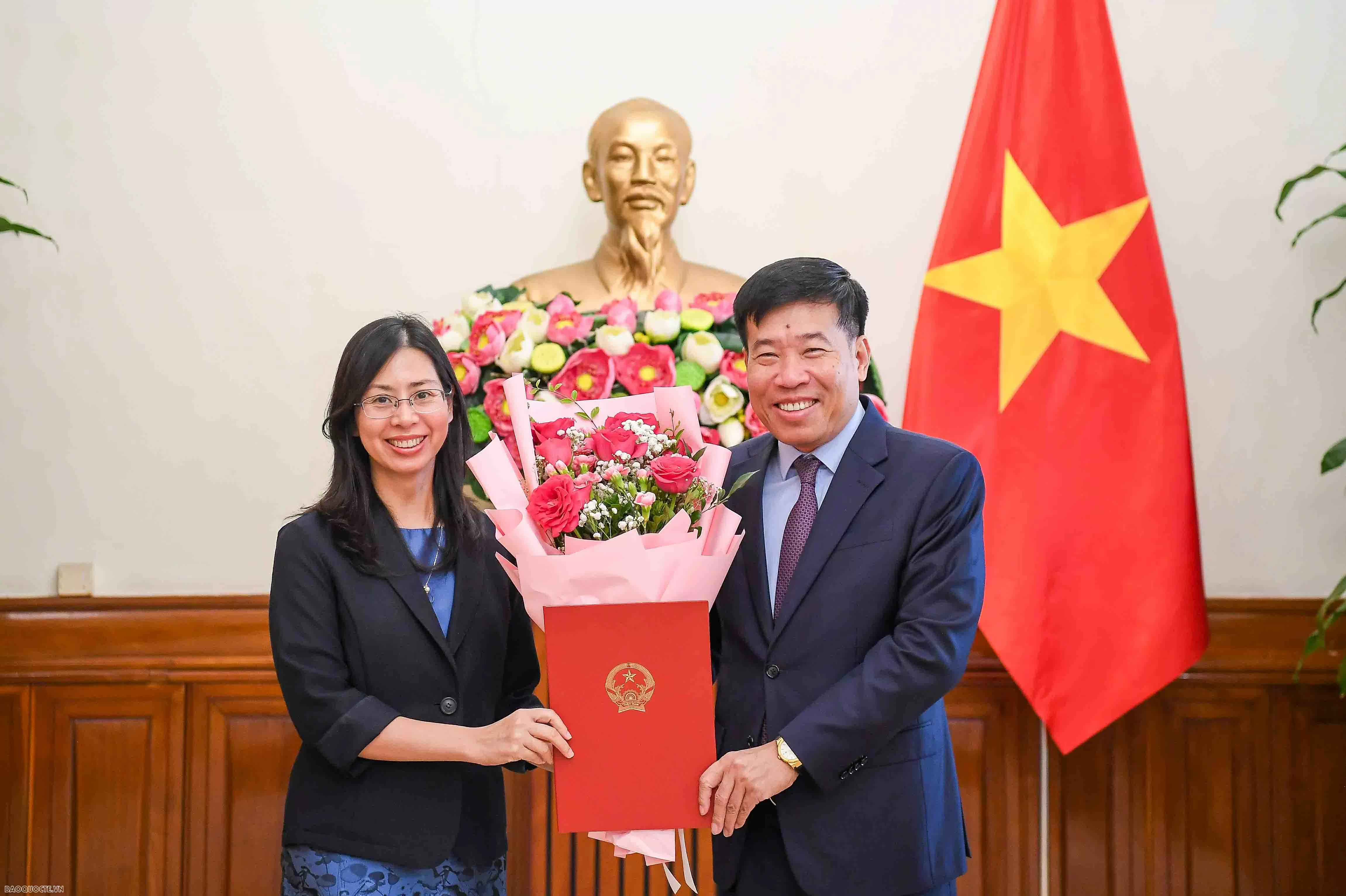 Lãnh đạo Bộ Ngoại giao trao quyết định điều động, bổ nhiệm cán bộ cấp Vụ Lãnh đạo Bộ Ngoại giao trao quyết định điều động, bổ nhiệm cán bộ cấp Vụ