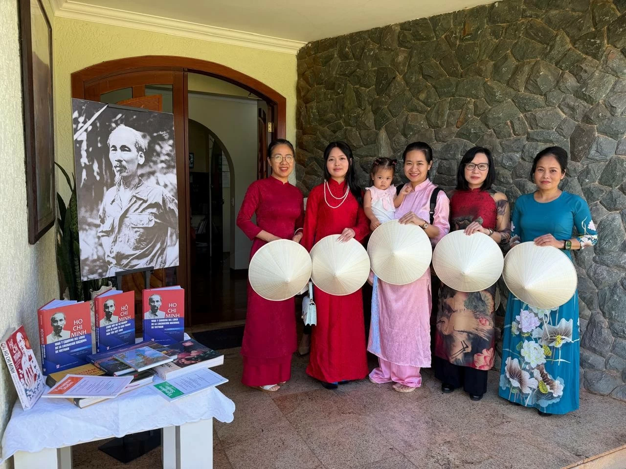Các khách mời tham quan không gian trưng bày, tìm hiểu về cuộc đời và di sản tư tưởng, văn hóa của Chủ tịch Hồ Chí Minh. (