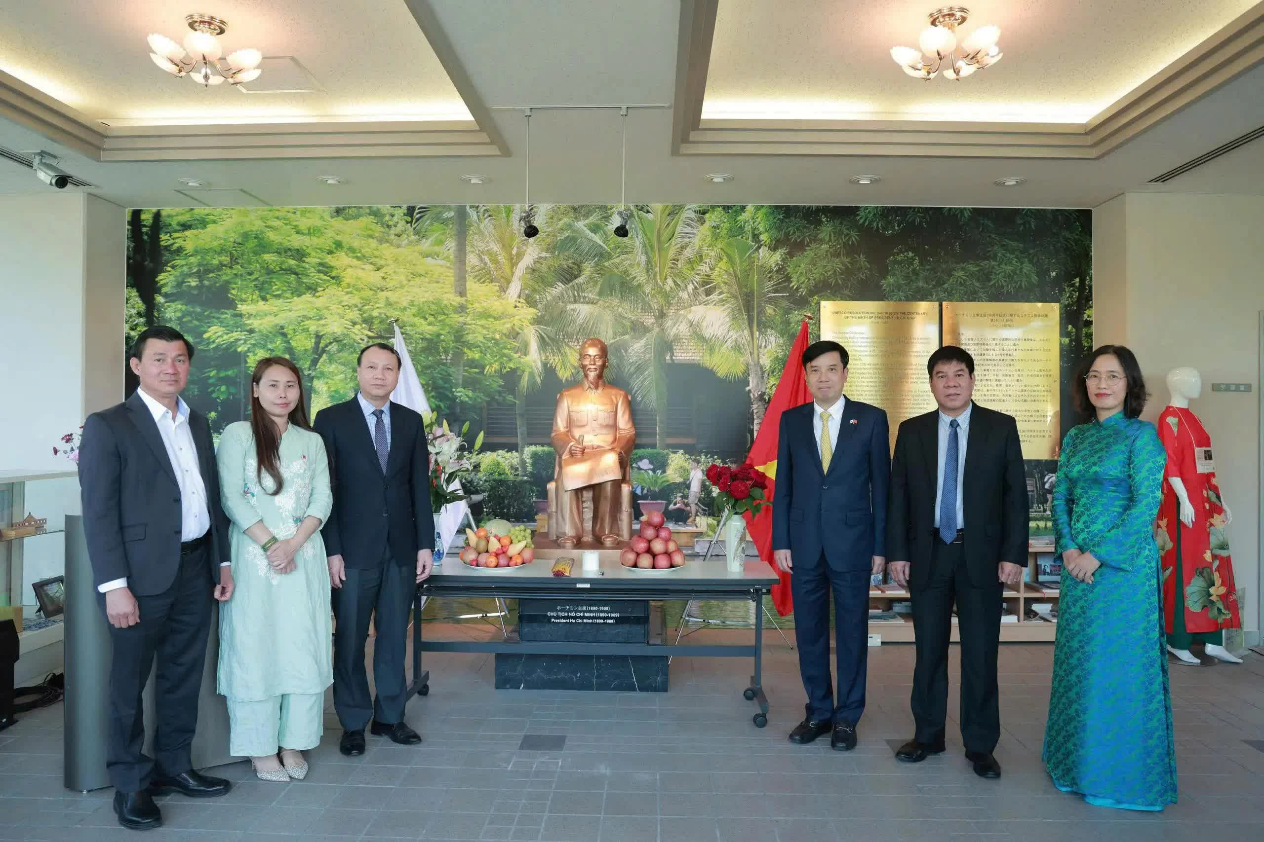 Kiều bào Nhật Bản thành kính dâng hương kỷ niệm 136 năm ngày sinh Chủ tịch Hồ Chí Minh