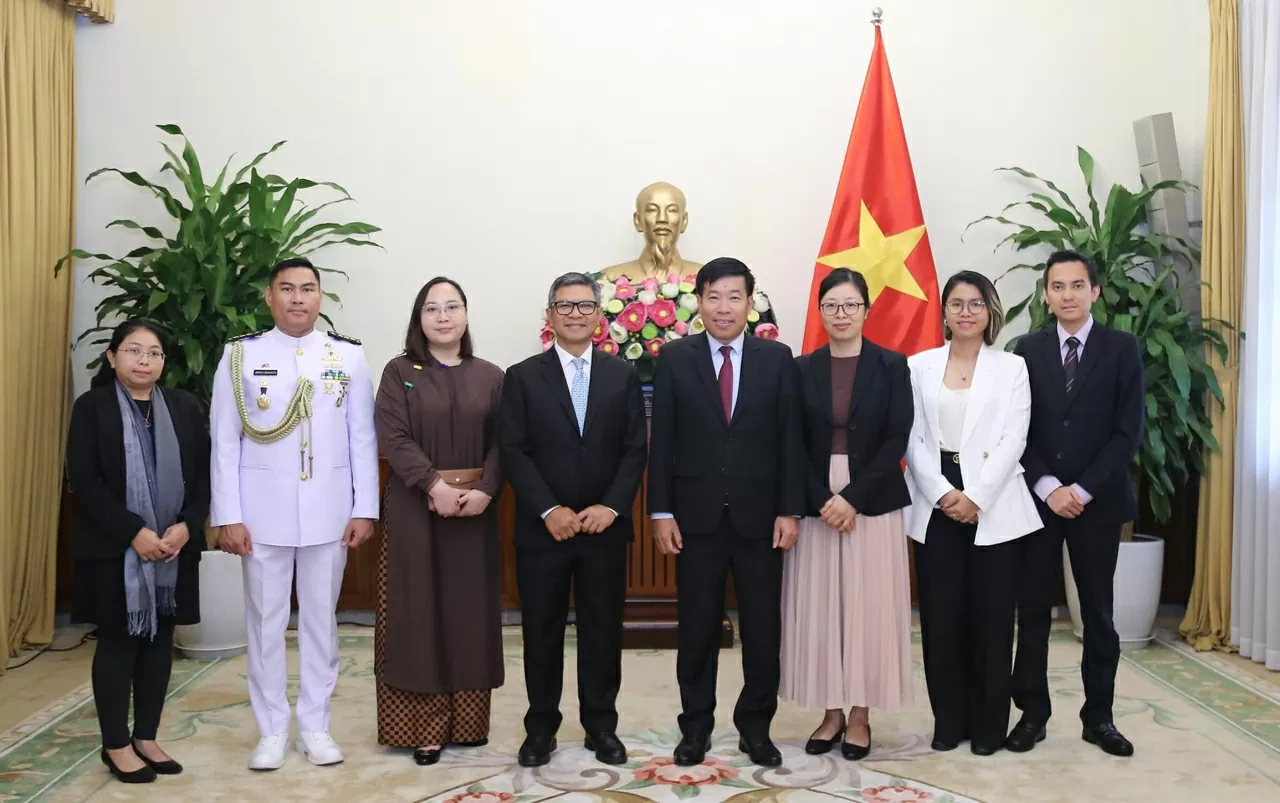 Thứ trưởng Nguyễn Mạnh Cường và Đại sứ Denny Abdi chụp bức ảnh tập thể cùng nhân viên Đại sứ quán. (Ảnh: Thành Long) Thứ trưởng Nguyễn Mạnh Cường và Đại sứ Denny Abdi chụp bức ảnh tập thể cùng nhân viên Đại sứ quán. (Ảnh: Thành Long)