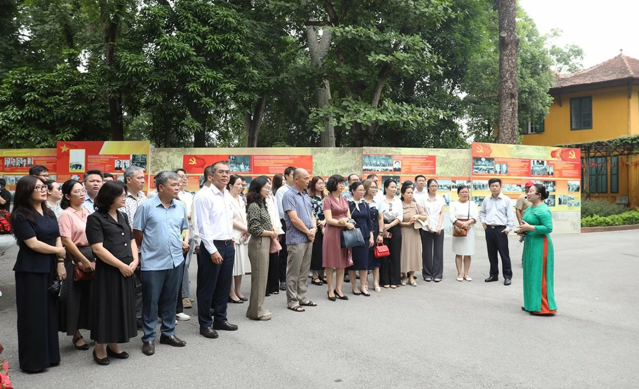 Chi bộ Cục Ngoại vụ và Ngoại giao văn hóa và Chi bộ Văn phòng Đảng uỷ sinh hoạt chuyên đề liên chi bộ tại Khu di tích Chủ tịch Hồ Chí Minh. (Ảnh: Thành Long)