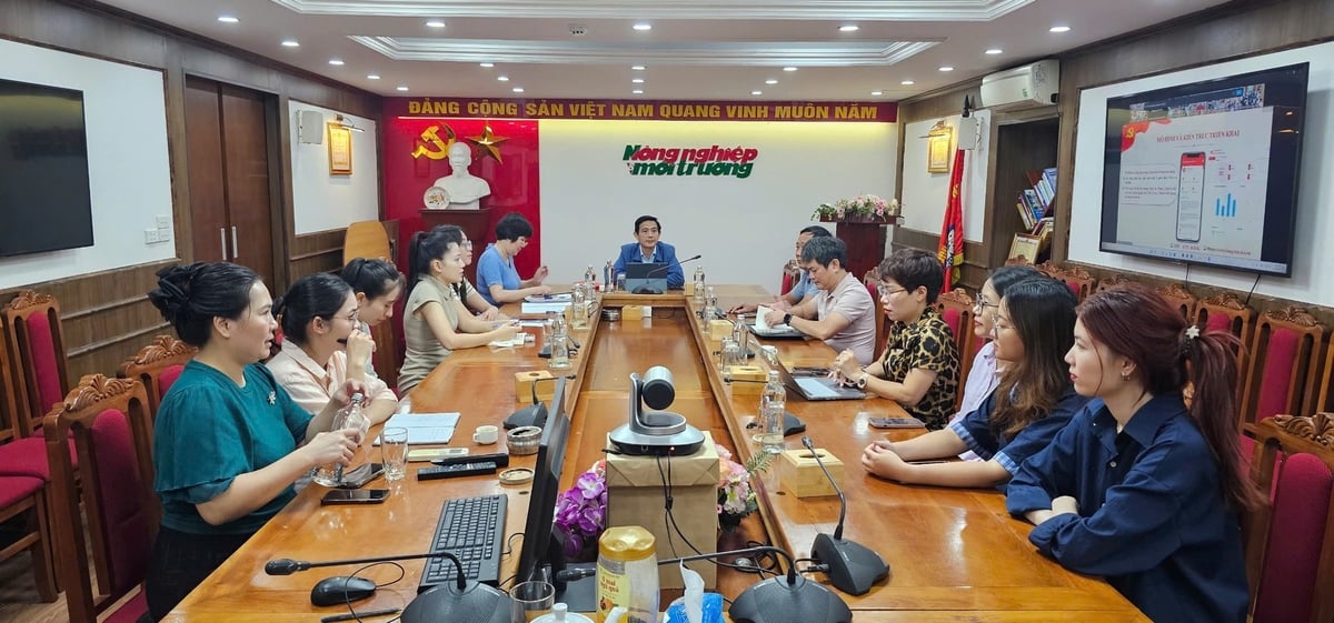 Đảng bộ Báo Nông nghiệp và Môi trường kết nối trực tuyến với Hội nghị toàn quốc tập huấn ứng dụng Sổ tay đảng viên điện tử. Ảnh: Tiến Dũng