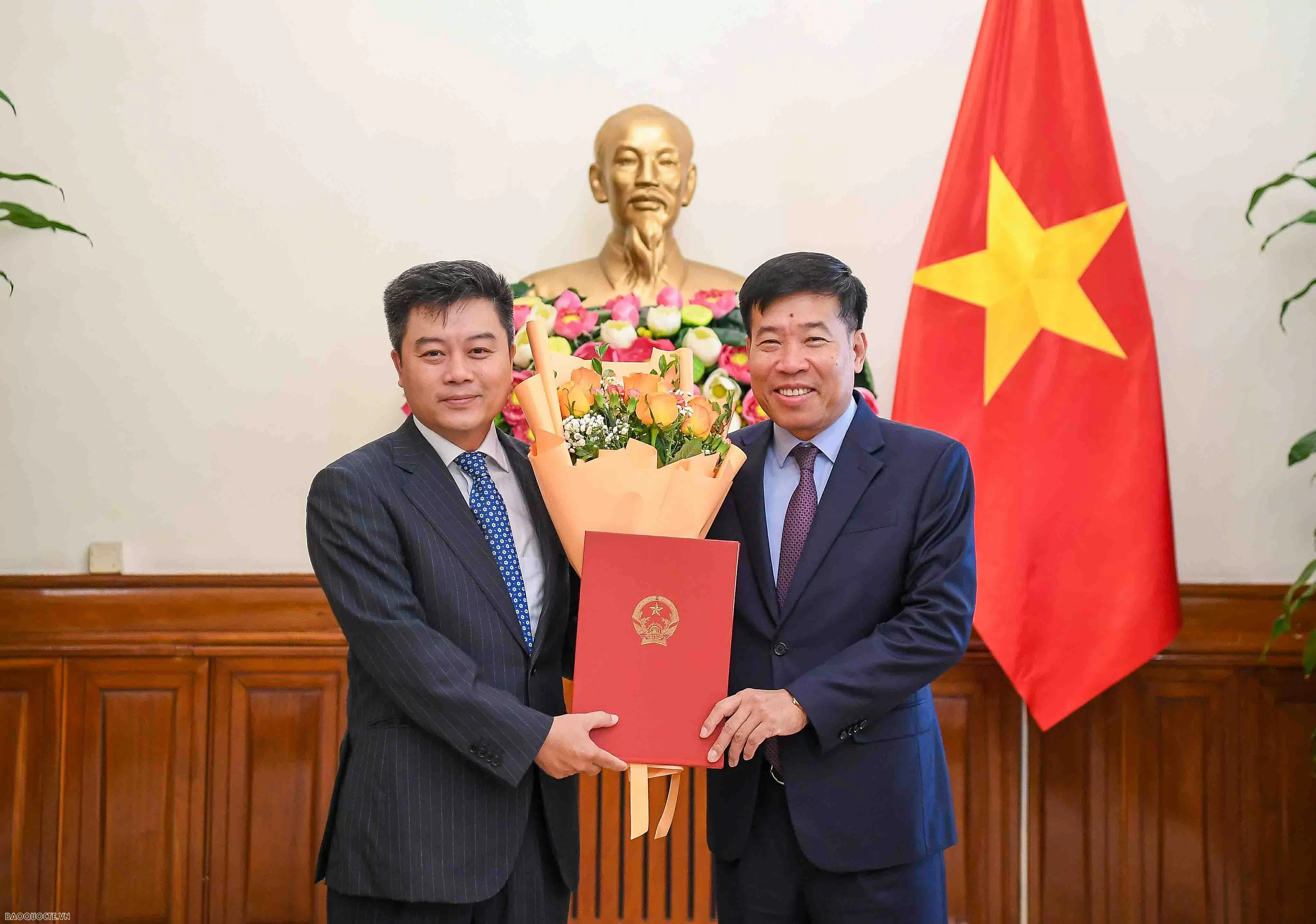 Lãnh đạo Bộ Ngoại giao trao quyết định điều động, bổ nhiệm cán bộ cấp Vụ Lãnh đạo Bộ Ngoại giao trao quyết định điều động, bổ nhiệm cán bộ cấp Vụ