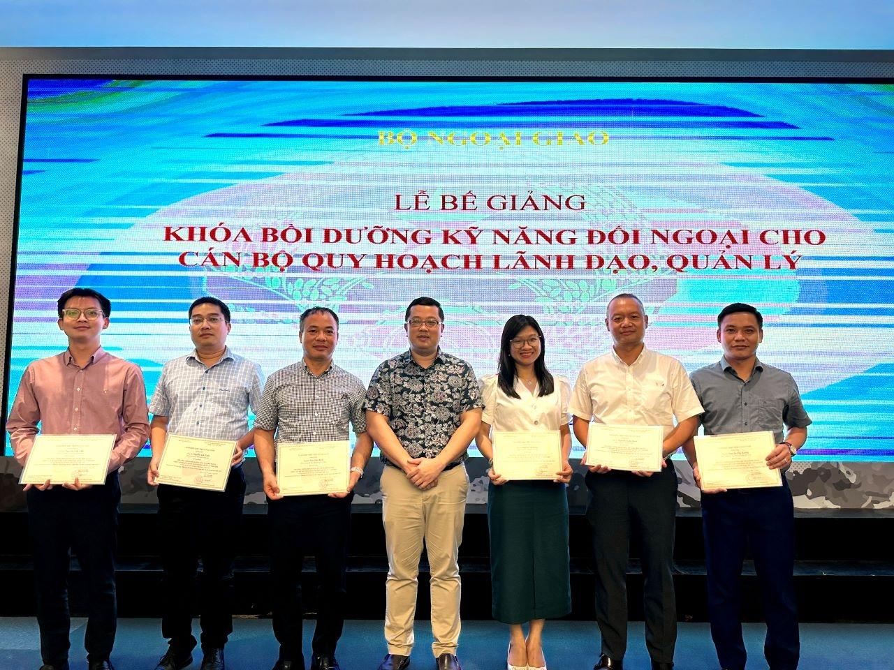 Bế giảng Khóa bồi dưỡng nâng cao kỹ năng đối ngoại cho cán bộ quy hoạch của Bộ Ngoại giao Bế giảng Khóa bồi dưỡng nâng cao kỹ năng đối ngoại cho cán bộ quy hoạch của Bộ Ngoại giao