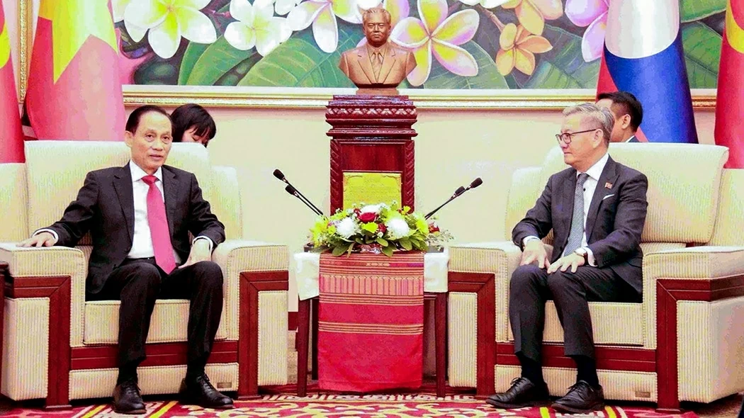 Đặc ph&aacute;i vi&ecirc;n của Tổng B&iacute; thư T&ocirc; L&acirc;m, đồng ch&iacute; L&ecirc; Ho&agrave;i Trung, BTTWĐ, Bộ trưởng Ngoại giao sang ch&uacute;c mừng Đại hội lần thứ XII Đảng NDCM L&agrave;o