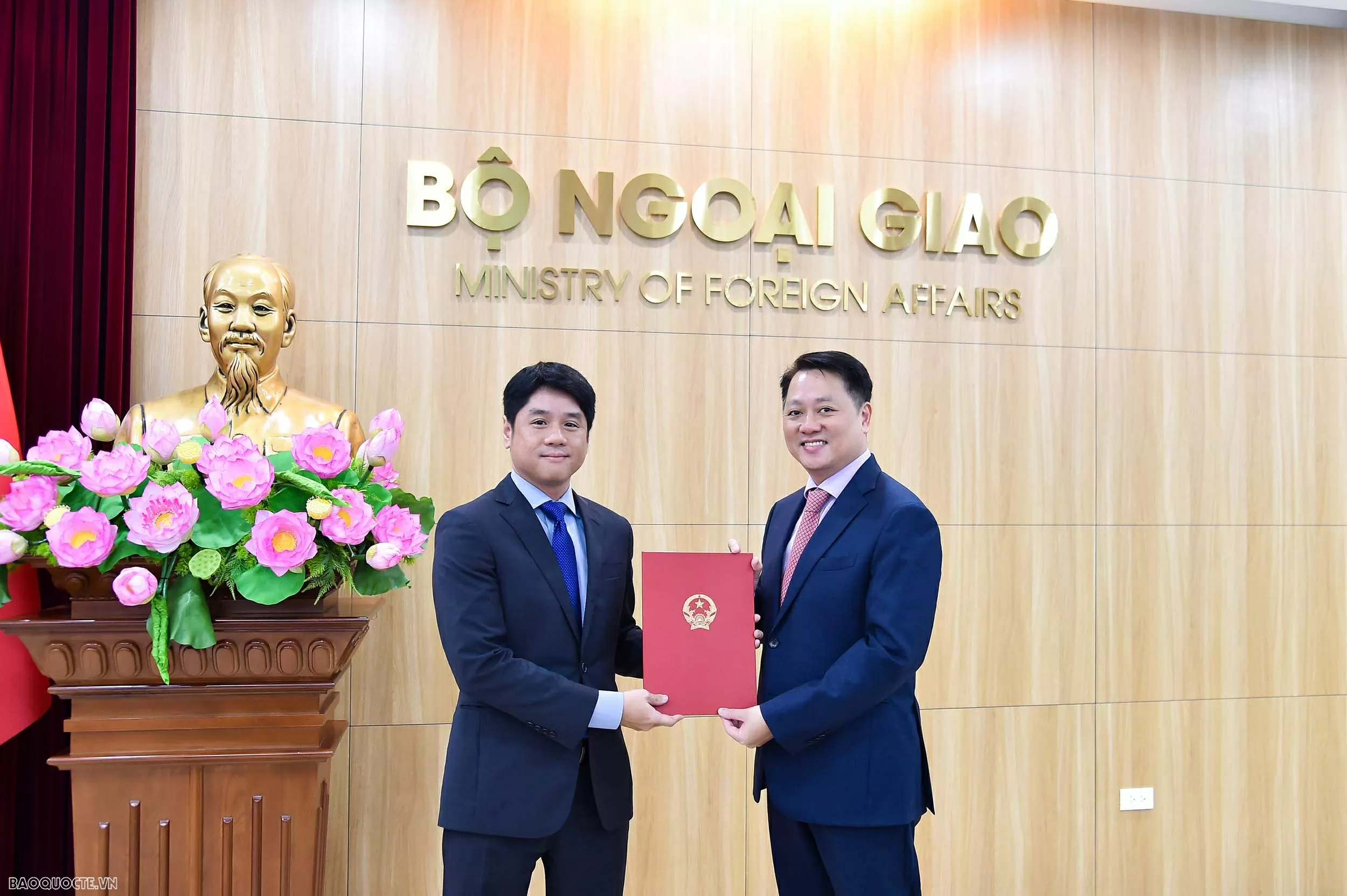 Bộ Ngoại giao trao quyết định bổ nhiệm và công nhận tập sự lãnh đạo cấp quản lý Bộ Ngoại giao trao quyết định bổ nhiệm và công nhận tập sự lãnh đạo cấp quản lý