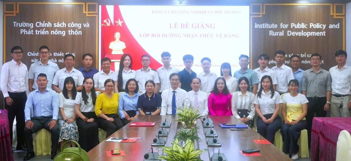 Toàn thể học viên và Ban Giám hiệu nhà Trường chụp ảnh lưu niệm tại lễ bế giảng. Ảnh: NTCC.