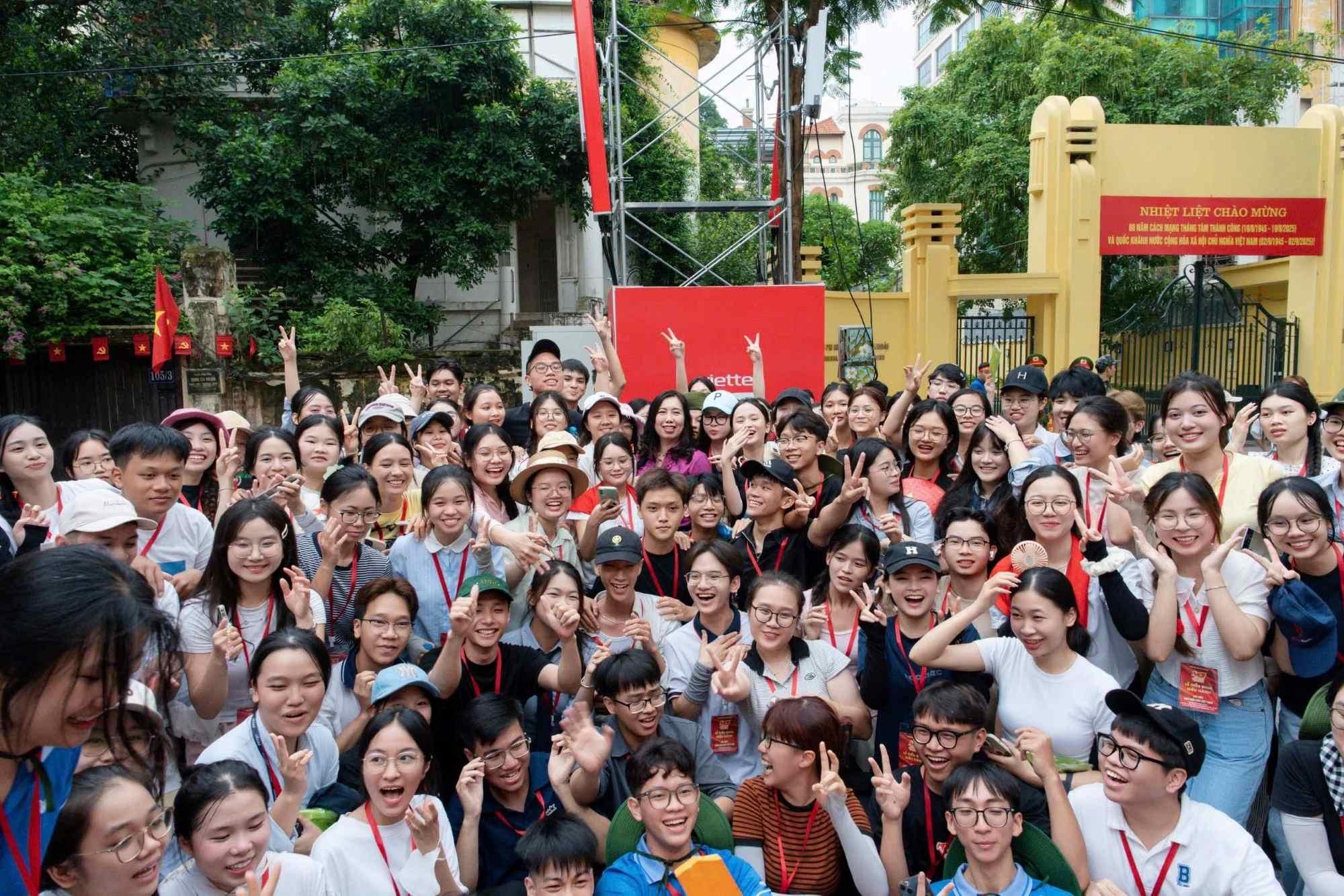 Thứ trưởng Lê Thị Thu Hằng thăm, động viên đoàn kiều bào tham gia diễu hành kỷ niệm Quốc khánh Thứ trưởng Lê Thị Thu Hằng thăm, động viên đoàn kiều bào tham gia diễu hành kỷ niệm Quốc khánh