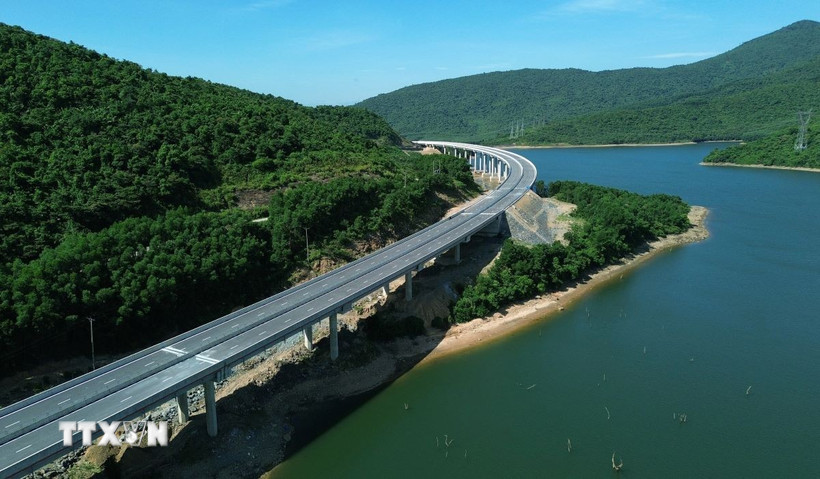 Sáng 28/8, tuyến cao tốc Vũng Áng - Bùng dài hơn 55km chính thức đưa vào khai thác