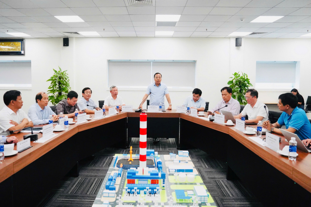 Thứ trưởng Bộ Công Thương Nguyễn Hoàng Long thăm và làm việc với Nhà máy nhiệt điện BOT Vân Phong 1.