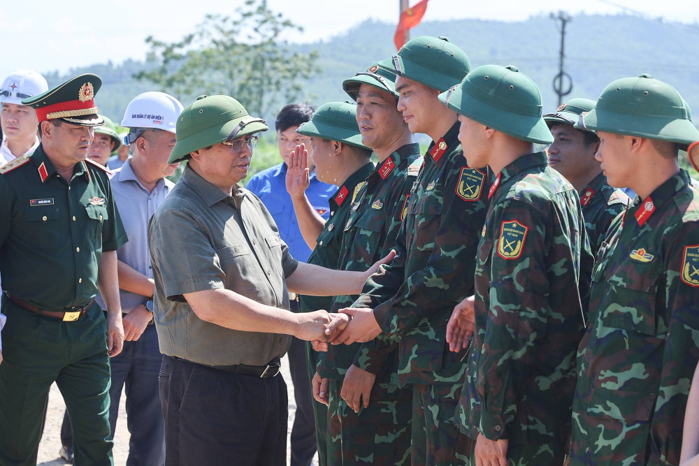 Thủ tướng động viên các lực lượng thi công tại vị trí cột móng VT369 trên địa bàn xã Dân Chủ - cột điện cao nhất dự án vượt sông Lô, cao 130 m, nặng 360 tấn - Ảnh: VGP/Nhật Bắc