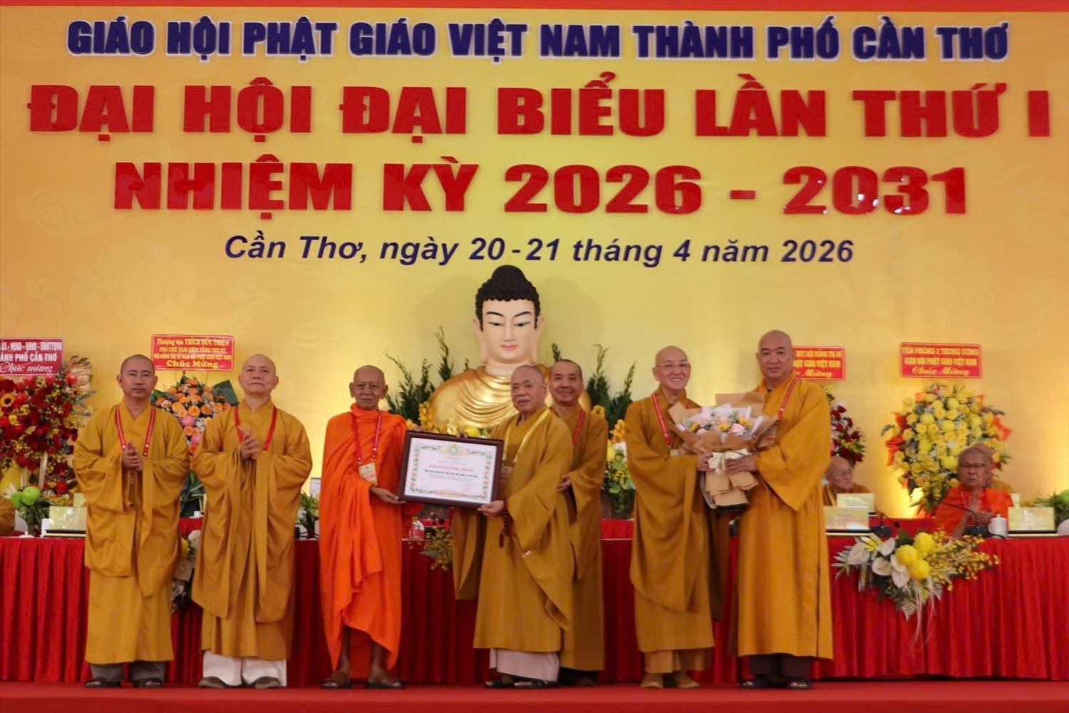 Ban Trị sự GHPGVN TP. Cần Thơ nhận Bằng Tuyên dương công đức của Trung ương GHPGVN