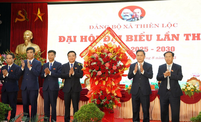 Trưởng ban Tổ chức Thành ủy Hà Nội Hà Minh Hải tặng hoa Đại hội.