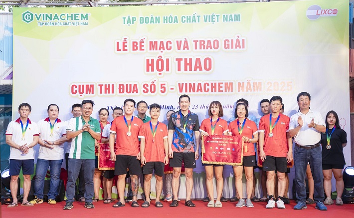 Trao Cúp tại hội thao 1
