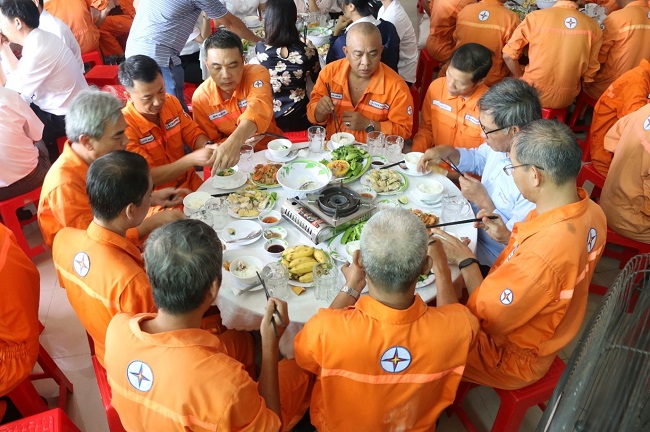 Bữa cơm Công đoàn là nhịp cầu gắn kết, mang đến niềm vui cho người lao động