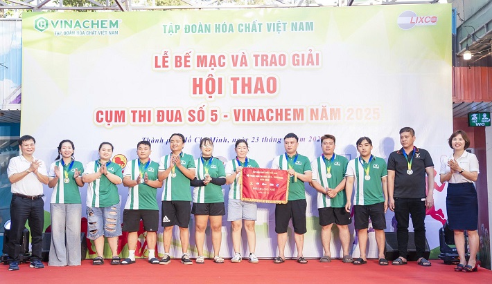 Trao Cúp tại hội thao 2