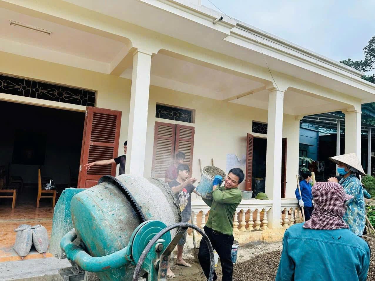 Anh Nông Văn Cương, Bí thư Chi bộ thôn Bình Minh, xã Kim Bình (Tuyên Quang) cùng bà con đóng góp ngày công xây dựng sân thể thao nhà văn hóa thôn. Anh Nông Văn Cương, Bí thư Chi bộ thôn Bình Minh, xã Kim Bình (Tuyên Quang) cùng bà con đóng góp ngày công xây dựng sân thể thao nhà văn hóa thôn.