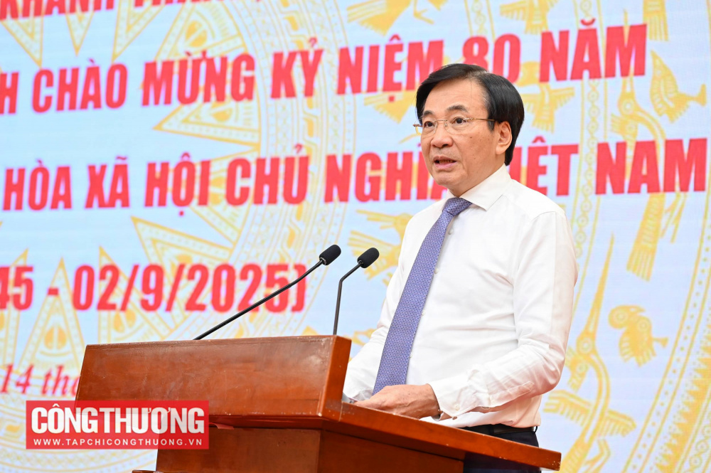 Bộ trưởng, Chủ nhiệm Văn phòng Chính phủ Trần Văn Sơn - Người phát ngôn của Chính phủ phát biểu tại họp báo