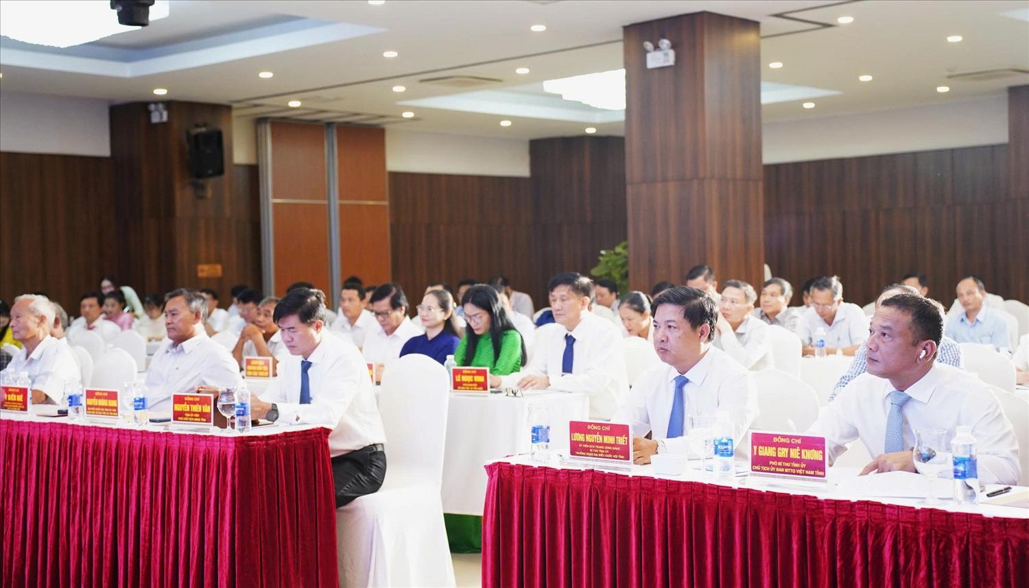 Các đại biểu tham dự toạ đàm. (Ảnh LH)