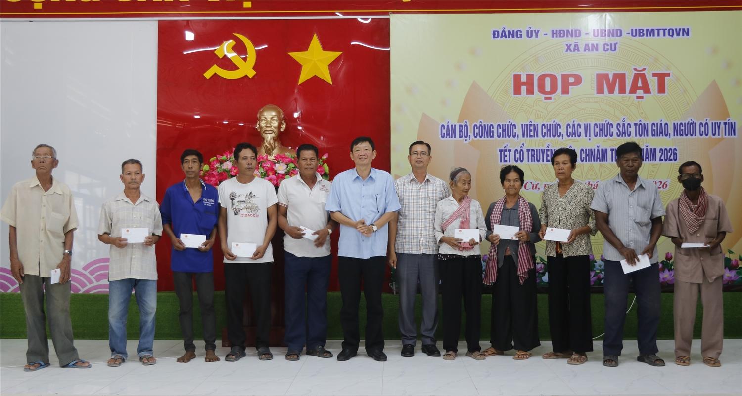 Lãnh đạo Sở Dân tộc và Tôn giáo tỉnh An Giang trao quà cho bà con DTTS có hoàn cảnh khó khăn tại xã An Cư