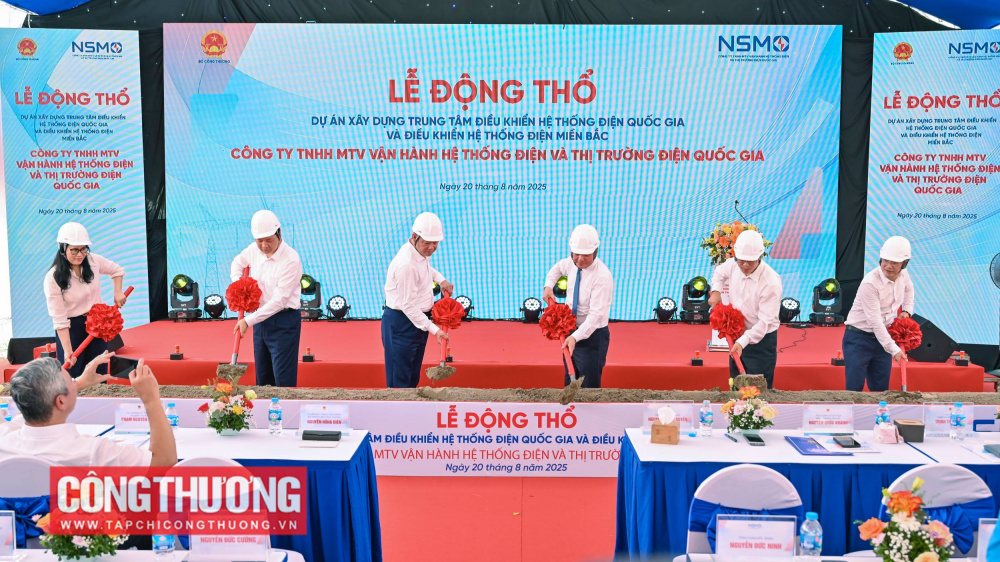 Các đại biểu thực hiện nghi thức động thổ Dự án