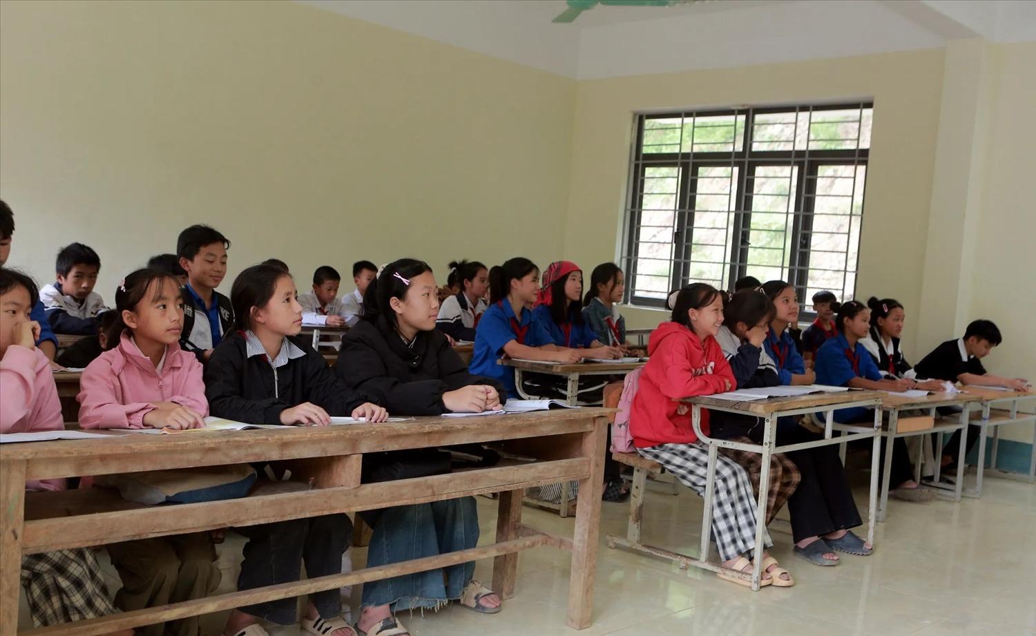 Học sinh Trường PTDTBT THCS Pù Nhi được tư vấn, nâng cao kỹ năng phòng tránh rủi ro và bảo vệ bản thân Học sinh Trường PTDTBT THCS Pù Nhi được tư vấn, nâng cao kỹ năng phòng tránh rủi ro và bảo vệ bản thân