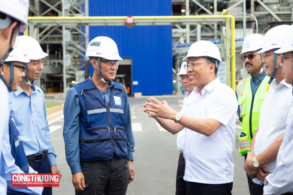 Thứ trưởng Bộ Công Thương Nguyễn Hoàng Long đánh giá cao những đóng góp của Nhà máy nhiệt điện Vũng Áng II