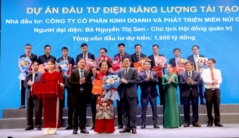 Trao ghi nhớ đầu tư giữa tỉnh Gia Lai và Công ty Cổ phần Kinh doanh và Phát triển Miền núi Gia Lai, nhà đầu tư dự án Điện năng lượng tái tạo, vốn dự kiến 1.800 tỷ đồng