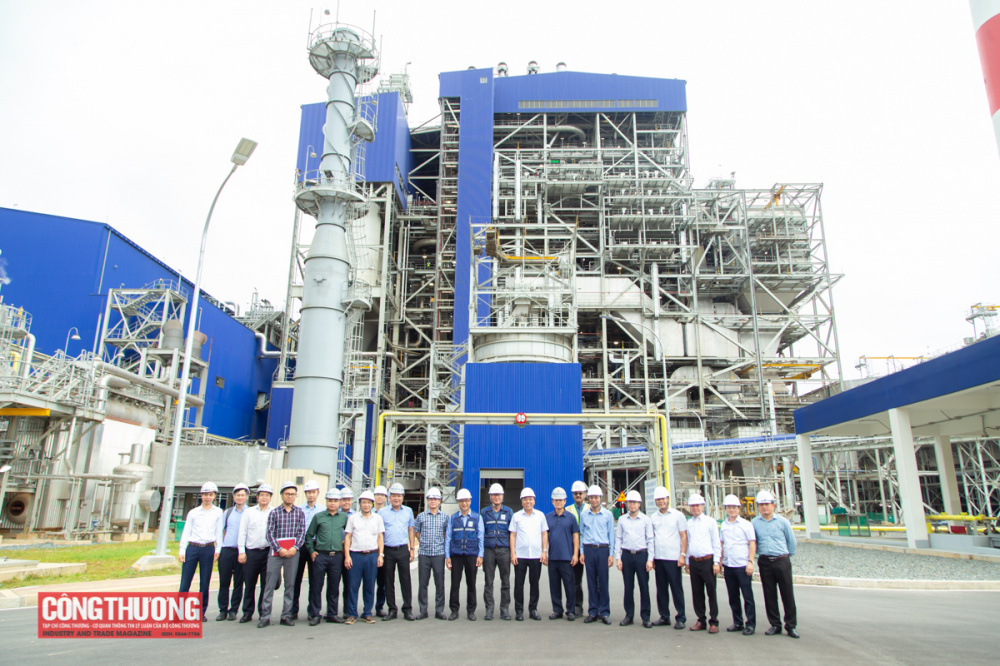 Đoàn công tác chụp hình lưu niệm tại dự án