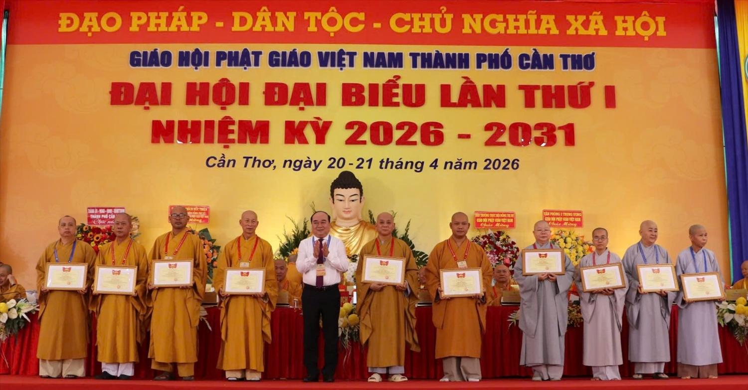 Nhiều tập thể, cá nhân được nhận Bằng khen