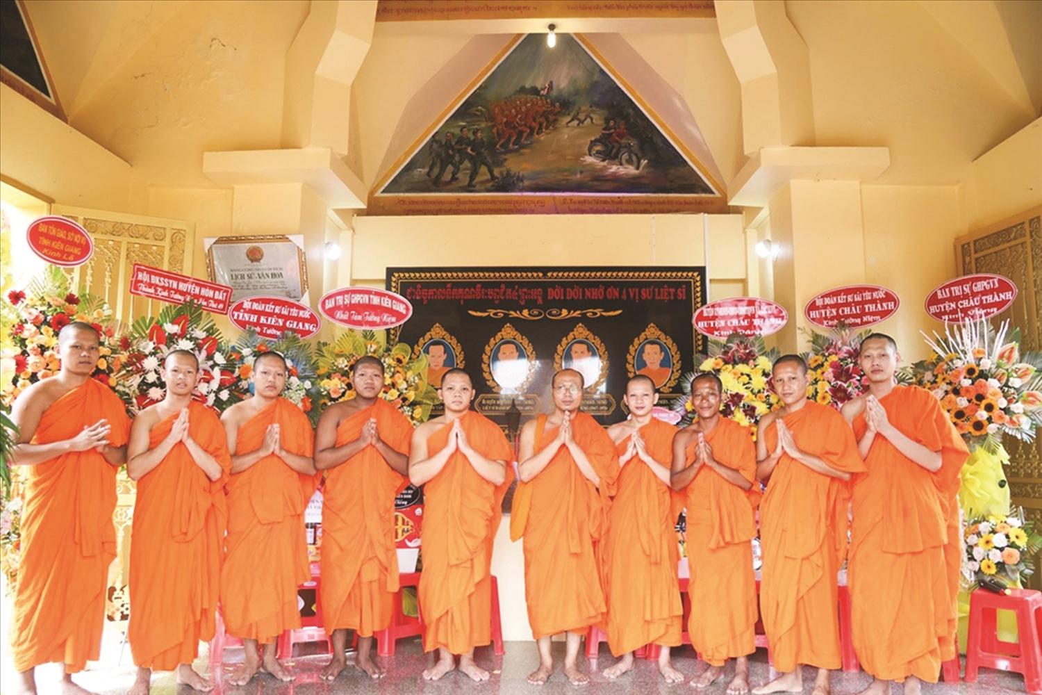 Các vị trong Hội Đoàn kết Sư sãi Yêu nước thực hiện nghi lễ kỷ niệm ngày mất của 4 sư liệt sĩ dân tộc Khmer Các vị trong Hội Đoàn kết Sư sãi Yêu nước thực hiện nghi lễ kỷ niệm ngày mất của 4 sư liệt sĩ dân tộc Khmer