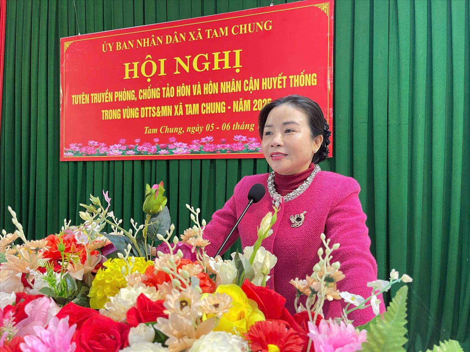 Phó Chủ tịch UBND xã Tam Chung, Trương Thị Huyên nhấn mạnh yêu cầu tuyên truyền pháp luật đúng người, đúng nhu cầu ở cơ sở. Phó Chủ tịch UBND xã Tam Chung, Trương Thị Huyên nhấn mạnh yêu cầu tuyên truyền pháp luật đúng người, đúng nhu cầu ở cơ sở.