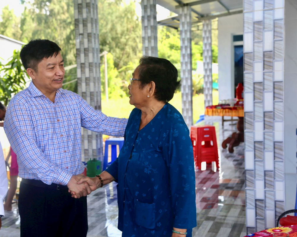 Ông Nguyễn Tiến Khoa – Chủ tịch HĐTV EVNGENCO1 ân cần thăm hỏi và trò chuyện cùng bà Lê Thị Bán tại ngôi nhà mới