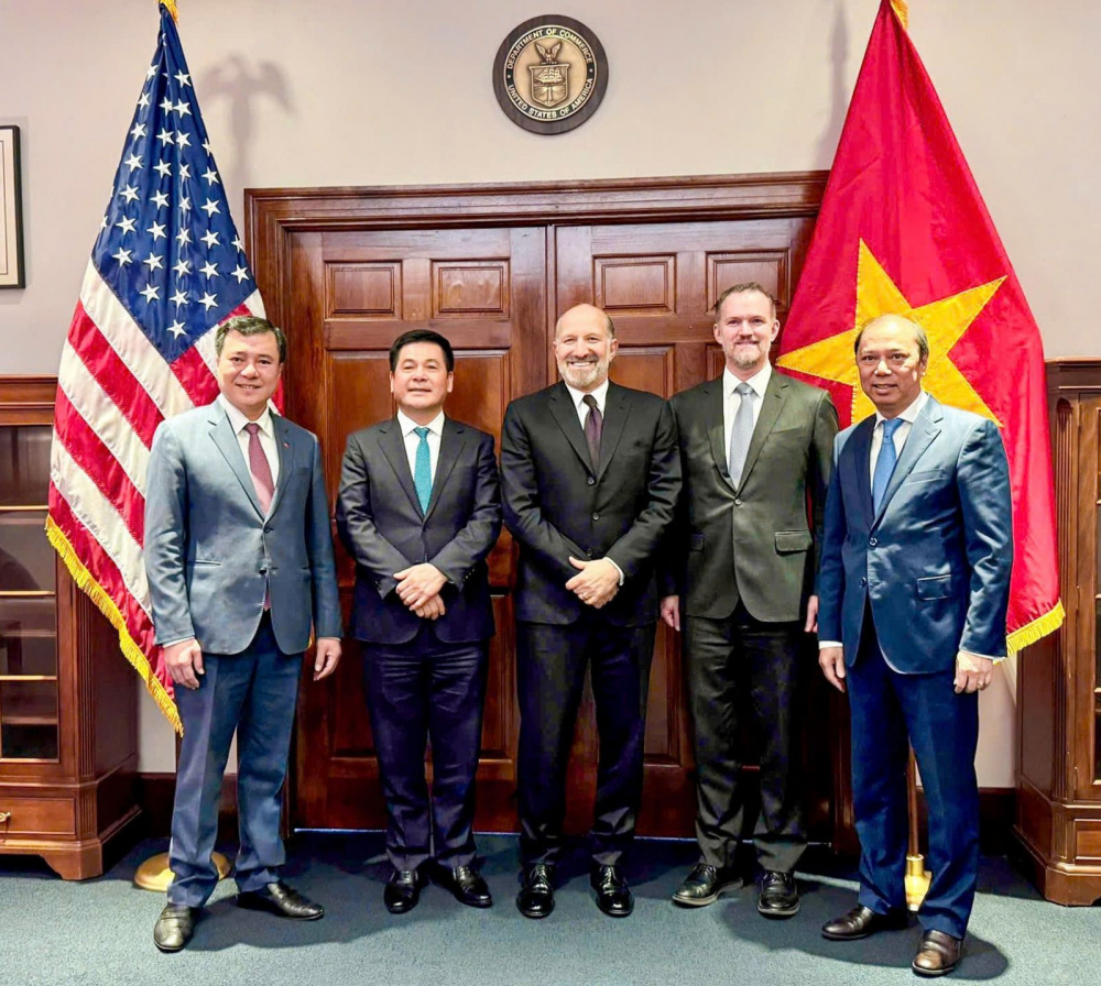 Chiều 12/6/2025, tại Hoa Kỳ Bộ trưởng Nguyễn Hồng Diên đã có phiên đàm phán cùng lúc với Bộ trưởng Bộ Thương mại Hoa Kỳ Howard Lutnick và Đại sứ Jamieson Greer, Trưởng Đại diện Thương mại Hoa Kỳ