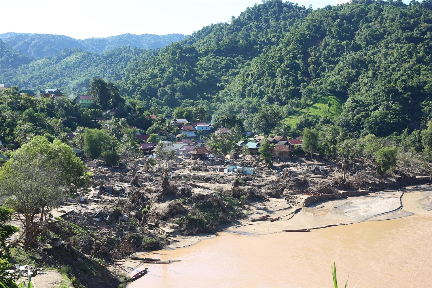 Vùng miền Tây Nghệ An thường chịu tác động của thiên tai khiến người dân kiệt quệ, chính quyền kiệt sức – Trong ảnh: Những dấu vết còn sót lại của trận lũ do ảnh hưởng mưa bão số 3 hồi cuối tháng 7 năm 2025 Vùng miền Tây Nghệ An thường chịu tác động của thiên tai khiến đời sống người dân nơi đây còn nhiều khó khăn bộn bề