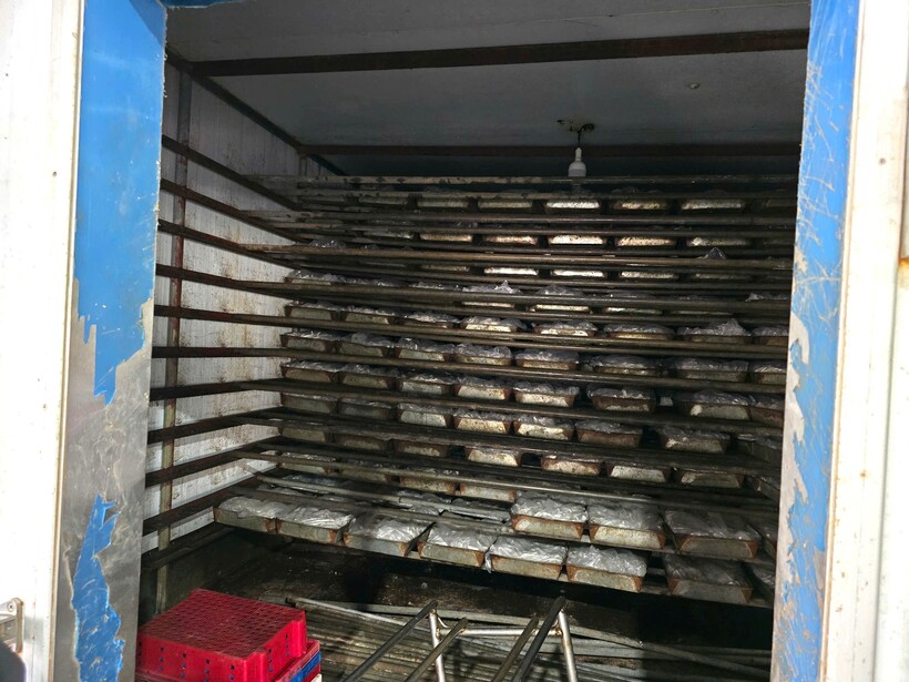 Lực lượng chức năng xác định các đối tượng đã dùng hoá chất INTEROX ST 50 (H2O2) để tẩy trắng chân gà sau đó đưa vào cấp đông rồi phân phối cho các tiểu thương để bán đến tay người tiêu dùng làm đồ ăn.