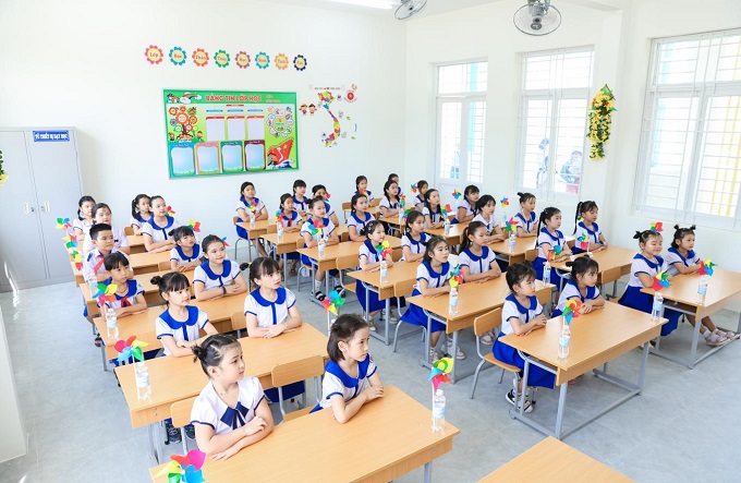 Thầy và trò trường Tiểu học Bình Đông bước vào năm học mới với ngôi trường khang trang, sạch đẹp.