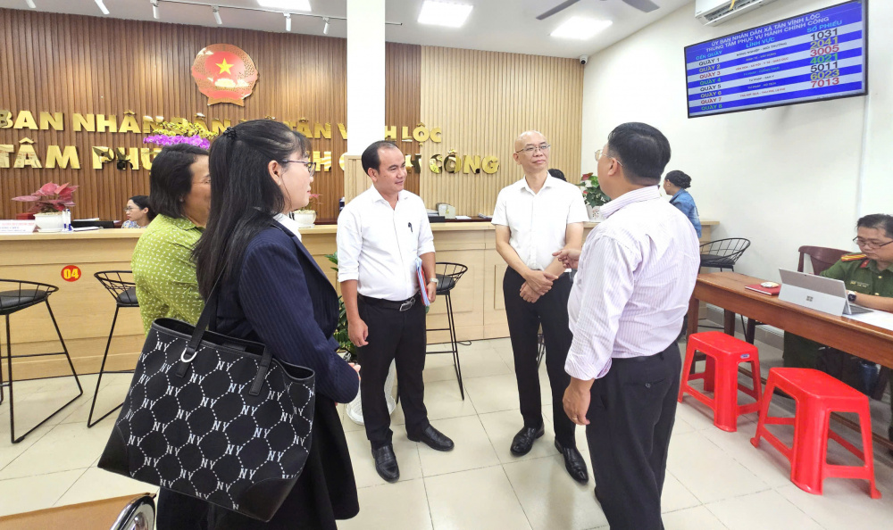 Đoàn công tác Bộ Công Thương nắm bắt thực tế hoạt động tại Trung tâm phục vụ hành chính công xã Tân Vĩnh Lộc, TP. Hồ Chí Minh.