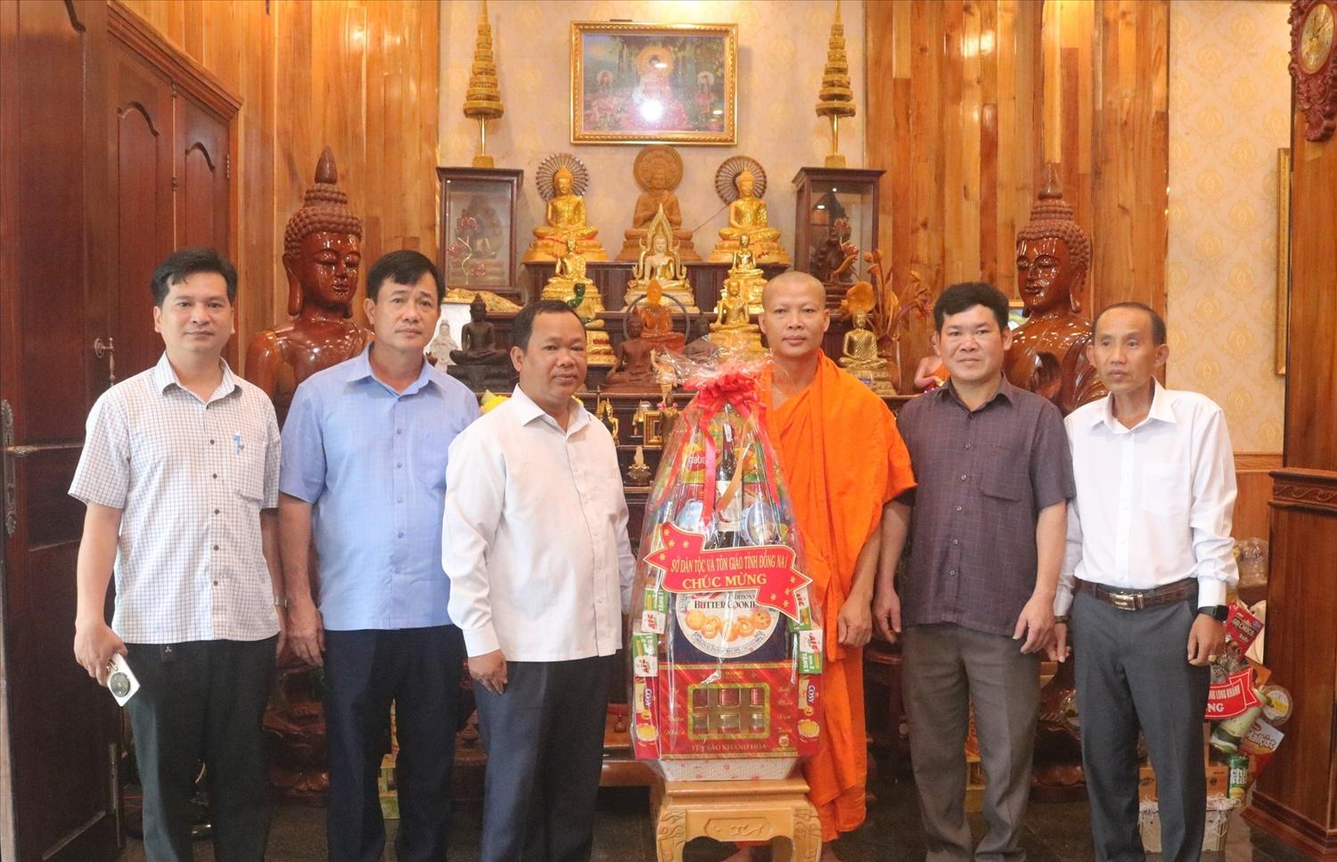 Đoàn công tác do ông Thổ Út, Phó Giám đốc Sở Dân tộc và Tôn giáo tỉnh Đồng Nai đến thăm và chúc mừng chùa Hoa Sơn, phường Long Khánh nhân Lễ Sene Dolta 2025. Đoàn công tác do ông Thổ Út, Phó Giám đốc Sở Dân tộc và Tôn giáo tỉnh Đồng Nai đến thăm và chúc mừng chùa Hoa Sơn, phường Long Khánh nhân Lễ Sene Dolta 2025.