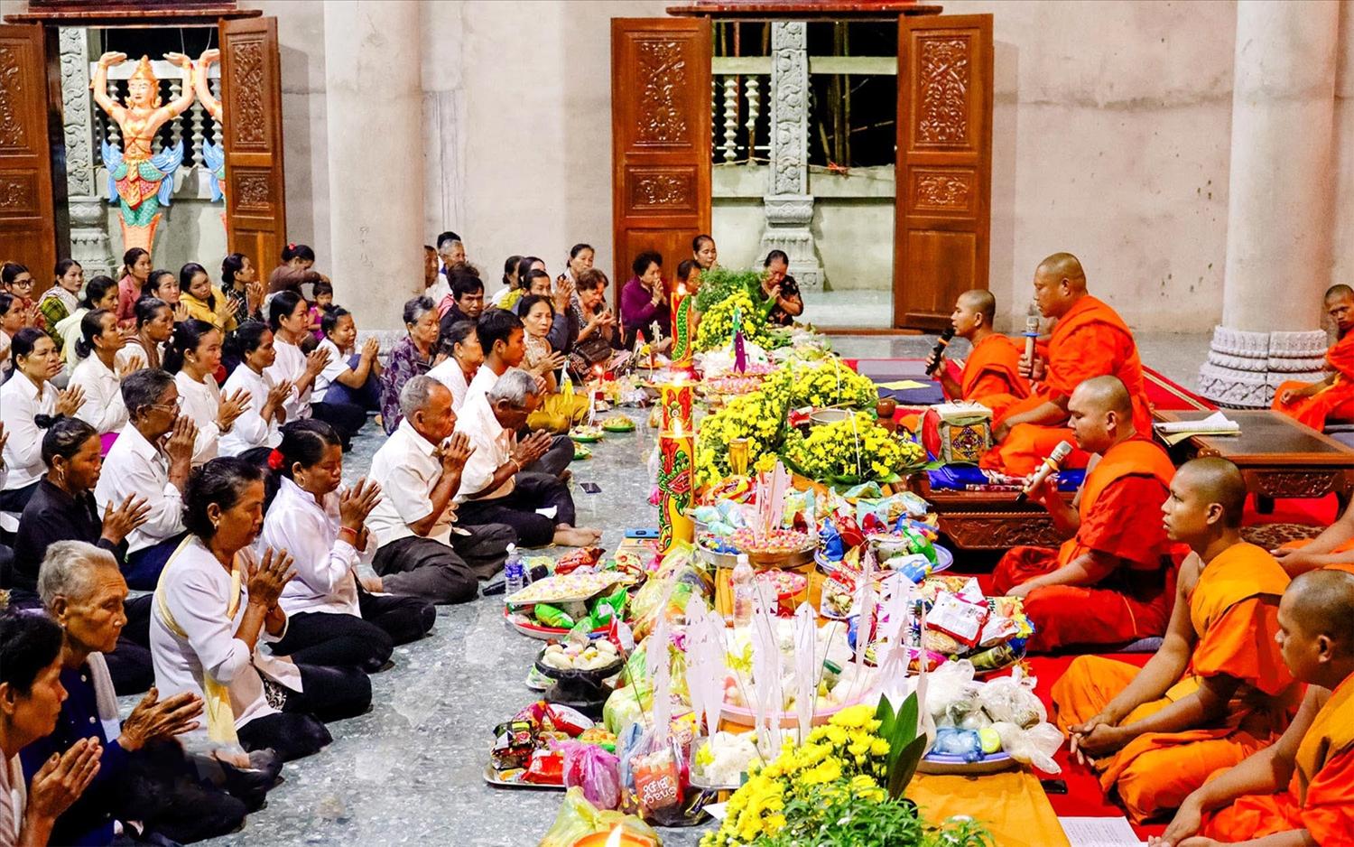 Sen Dolta là một trong những ngày lễ lớn, giàu bản sắc văn hóa của đồng bào Khmer. Sen Dolta là một trong những ngày lễ lớn, giàu bản sắc văn hóa của đồng bào Khmer.