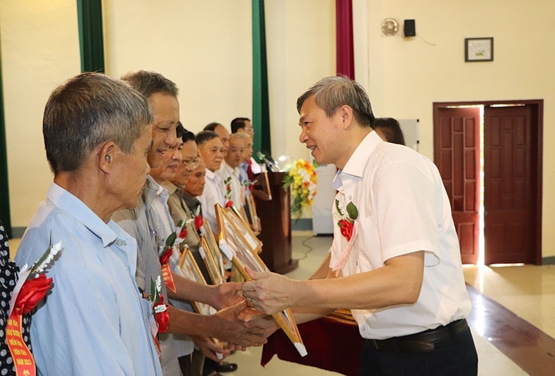 Ông Mai Xuân Bình, nguyên Trưởng ban Dân tộc tỉnh Thanh Hóa tặng Giấy khen cho các điển hình tiên tiến trong vùng đồng bào DTTS và miền núi tỉnh Thanh Hóa.