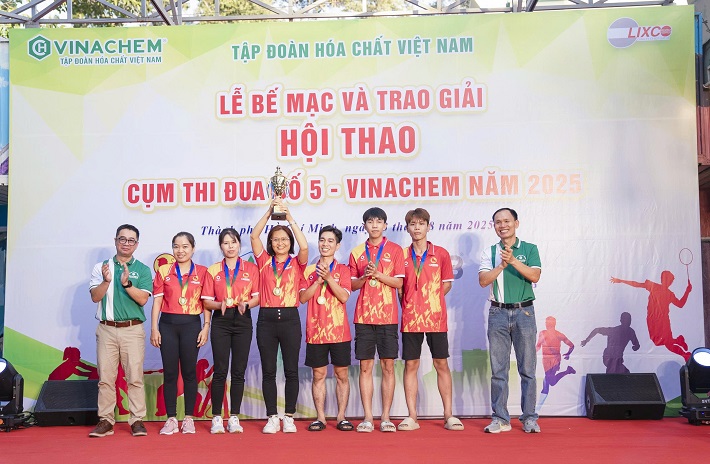 Trao Cúp tại hội thao 4