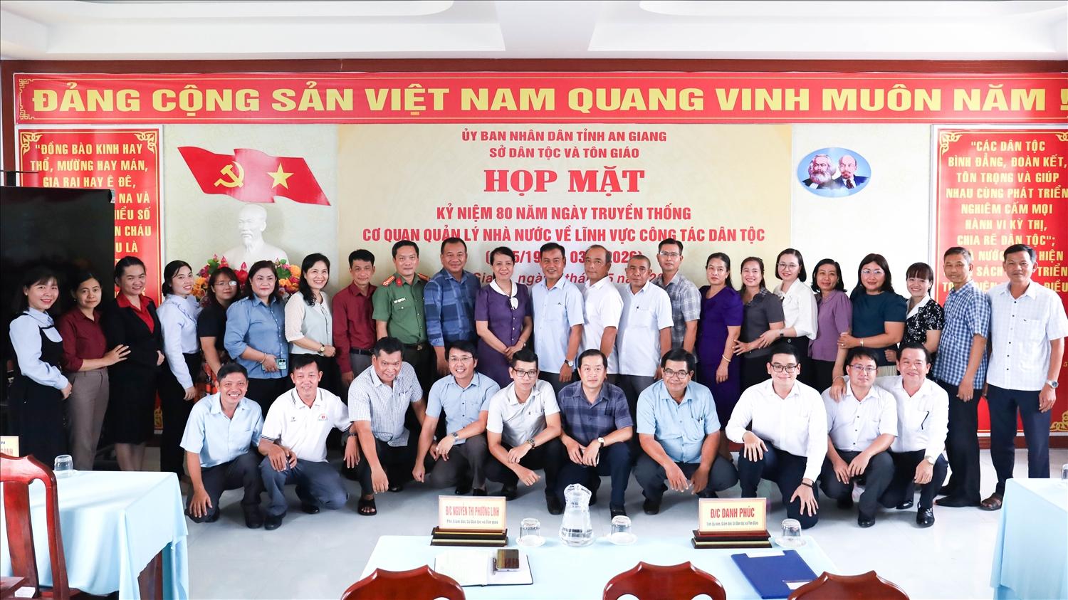 Các đại biểu chụp ảnh lưu niệm